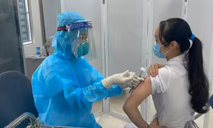 Tiêm vaccine vẫn là biện pháp hữu hiệu trong phòng, chống dịch COVID-19