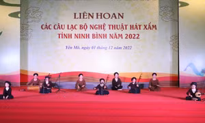 Tiết mục “Yên Mô giàu đẹp” do câu lạc bộ hát Xẩm Hà Thị Cầu (huyện Yên Mô) biểu diễn. Ảnh: Đức Phương - TTXVN