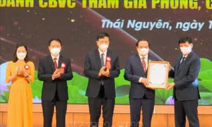 Bộ trưởng Bộ Y tế Nguyễn Thanh Long trao Quyết định xếp hạng đặc biệt cho lãnh đạo Bệnh viện Trung ương Thái Nguyên. Ảnh: Trần Trang-TTXVN