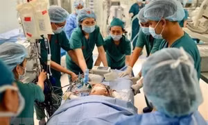 Đến 18 giờ 40 phút, ngày 15/7, cặp song sinh Trúc Nhi – Diệu Nhi đã được đưa ra khỏi phòng mổ, kết thúc gần 12 giờ đồng hồ phẫu thuật tách rời. Ảnh: TTXVN