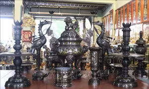 Bộ đồ thờ ngũ sắc của gia đình nghệ nhân Nguyễn Văn Đông tham gia vào chương trình mỗi xã phường thị trấn một sản phẩm. Ảnh: Thanh Thương – TTXVN