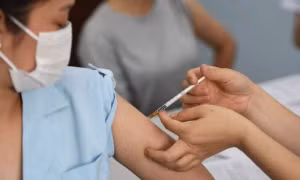 Tăng cường tiêm vaccine phòng COVID-19 mũi 3, mũi 4 cho cán bộ, công nhân viên