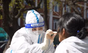 Nhân viên y tế lấy mẫu xét nghiệm COVID-19 cho người dân tại Bắc Kinh, Trung Quốc ngày 26/4/2022. Ảnh: THX/TTXVN