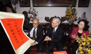 Nhân dịp Tết Nguyên đán Ất Mùi 2015, sáng 16/2/2015, tại Hà Nội, Tổng Bí thư Nguyễn Phú Trọng đến thăm, chúc Tết Giáo sư Vũ Khiêu. Ảnh: Trí Dũng - TTXVN