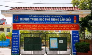 Trường Trung học Phổ thông Cầu Giấy nơi 2 em Lê Thị Thanh Huyền và Trần Lan Chi, lớp 11 D2 theo học. Nguồn: dantri