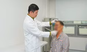 Bóc tách thành công “chùm nho” khổng lồ trên mặt người đàn ông