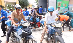 Trao tặng nước ngọt và bồn chứa cho người dân vùng hạn mặn