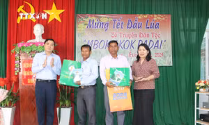 Phó Bí thư Tỉnh ủy Nguyễn Hoài Anh tặng quà cho các già làng, người uy tín tiêu biểu tại xã Phan Điền. Ảnh: Hồng Hiếu- TTXVN