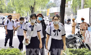 Thí sinh tại điểm thi Trường Trung học phổ thông Lê Quý Đôn (Quận 3, TP. Hồ Chí Minh). Ảnh: Hồng Giang - TTXVN
