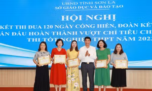 Sở Giáo dục và Đào tạo tỉnh Sơn La tặng giấy khen cho các tập thể có thành tích xuất sắc trong đợt thi đua. Ảnh: Hữu Quyết - TTXVN