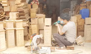 Người làm nghề mộc ở Thanh Lãng, huyện Bình Xuyên tập trung sản xuất các mặt hàng đồ gỗ phục vụ nhu cầu người tiêu dùng. Ảnh: Nguyễn Trọng Lịch-TTXVN