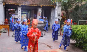 Đội tế nam chuẩn bị vào tế Thượng đẳng thần Cao Sơn Đại Vương. Ảnh: Tuấn Đức - TTXVN