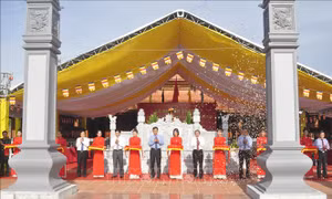 Cắt băng khánh thành Đền thờ Bác Hồ và các anh hùng liệt sỹ tỉnh Quảng Bình. Ảnh: Võ Dung - TTXVN