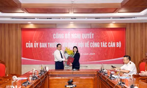 Phó Chủ tịch Thường trực Quốc hội Trần Thanh Mẫn trao Nghị quyết bổ nhiệm Phó Tổng Kiểm toán Nhà nước cho bà Hà Thị Mỹ Dung. Nguồn: baokiemtoannhanuoc.vn