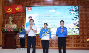Tỉnh đoàn Lai Châu tuyên dương “học sinh 3 tốt” cấp tỉnh năm 2022. Ảnh: Đinh Thùy-TTXVN