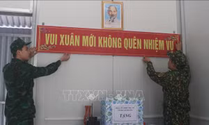Những người đón Tết ở biên cương