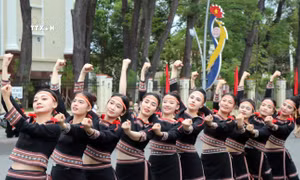 Hơn 1.000 nghệ nhân dân tộc thiểu số "khoe sắc" tại Lễ hội đường phố ở Kon Tum