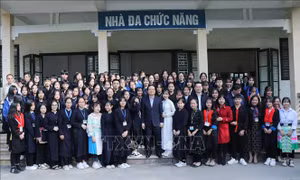 Bộ trưởng Bộ Giáo dục và Đào tạo Phùng Xuân Nhạ chụp ảnh cùng toàn thể học sinh của Trường Phổ thông Dân tộc nội trú tỉnh Bắc Kạn. Ảnh: Vũ Hoàng Giang – TTXVN