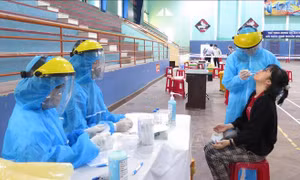 Lấy mẫu xét nghiệm cho sinh viên. Ảnh: Tường Vi - TTXVN