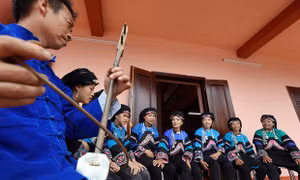 Những giá trị văn hóa truyền thống của đồng bào dân tộc Bố Y đã được khôi phục thông qua các buổi trao truyền dạy hát, dạy múa tại Nhà văn hóa thôn Lao Hầu (xã Thanh Bình, huyện Mường Khương, Lào Cai). Ảnh: Trọng Chính