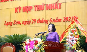 Bà Đoàn Thị Hậu, Chủ tịch HĐND tỉnh Lạng Sơn phát biểu tại Kỳ họp thứ nhất Hội đồng nhân dân tỉnh Lạng Sơn khóa XVII, nhiệm kỳ 2021-2026. Ảnh: Anh Tuấn – TTXVN