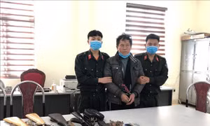 Đối tượng Tráng A Thào và nhiều súng, đạn bị thu giữ. Ảnh: TTXVN phát.