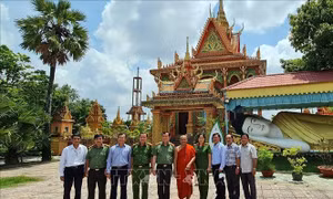 Chủ nhiệm Ủy ban Quốc phòng và An ninh của Quốc hội thăm, chúc Tết Chôl Chnăm Thmây tại Cà Mau