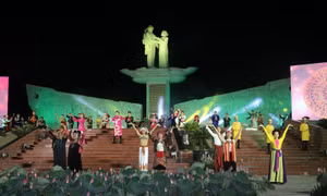 Chương trình văn nghệ chào mừng lễ đón nhận Bằng xếp hạng Di tích lịch sử quốc gia “Địa điểm Tập kết ra Bắc năm 1954 tại Cao Lãnh”. Ảnh: Nguyễn Văn Trí – TTXVN