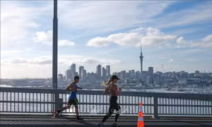  Người dân chạy bộ thể dục tại Auckland, New Zealand. Ảnh: THX/TTXVN