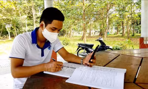 Vượt khó học giỏi, sinh viênThạch Hữu Nhân 4 lần đoạt giải thưởng Lương Định Của, 4 học bổng dành cho sinh viên xuất sắc của trường Đại học Cần Thơ... Ảnh: Thu Hiền - TTXVN
