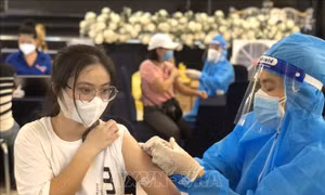 Tiêm vaccine ngừa COVID-19 cho sinh viên Ngô Thị Bích Hưởng, phường Hải Cảng, thành phố Quy Nhơn. Ảnh: Nguyên Linh-TTXVN
