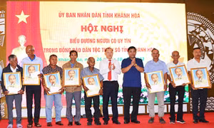 Ông Y Thông, Phó Chủ nhiệm Ủy ban Dân tộc (người thứ tư từ phải sang) tặng quà của Ủy ban Dân tộc cho người có uy tín tỉnh Khánh Hòa. Ảnh: baokhanhhoa.vn