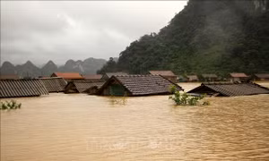 Rốn lũ Tân Hóa, Minh Hóa (Quảng Bình) chìm trong biển nước trong trận mưa lũ lịch sử hồi tháng 10/2020. Ảnh tư liệu: Văn Tý/TTXVN