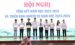 Các học sinh là thủ khoa các khối thi và học sinh đạt 2 điểm 10 trong kỳ thi Tốt nghiệp THPT quốc gia 2023 nhận Giấy khen của Giám đốc Sở Giáo dục và Đào tạo. Ảnh: Anh Tuấn – TTXVN