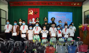 Lãnh đạo Bộ Chỉ huy Bộ đội Biên phòng tỉnh Thừa Thiên – Huế trao quà và xe đạp cho các em học sinh xã Lộc Bình, huyện Phú Lộc. Ảnh: Đỗ Trưởng - TTXVN