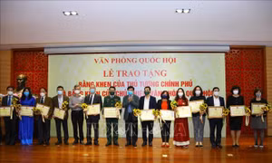 Tổng Thư ký Quốc hội, Chủ nhiệm Văn phòng Quốc hội Bùi Văn Cường trao Bằng khen của Chủ nhiệm Văn phòng Quốc hội cho các tập thể. Ảnh: Nguyễn Điệp - TTXVN