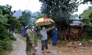 Lực lượng chức năng tỉnh Hòa Bình chỉ đạo công tác di dời cho người dân đến nơi an toàn. Ảnh: Thanh Hải - TTXVN 