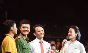 Thầy giáo Hoàng Đức Mạnh - Trường THCS Lê Thanh ( huyện Mỹ Đức, Hà Nội) (thứ 2 từ phải sang) giao lưu với các học trò tại chương trình. Ảnh: Hoàng Hiếu - TTXVN