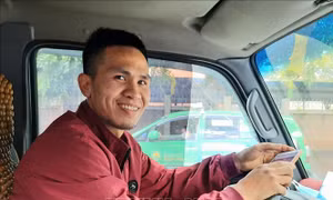 Anh Nguyễn Ngọc Mạnh (31 tuổi, tài xế xe tải quê Đông Anh, Hà Nội) kịp trèo lên mái che sảnh tầng 1 hứng đỡ bé gái 3 tuổi rơi từ tầng 12A tòa nhà 60B Nguyễn Huy Tưởng. Ảnh: Doãn Tấn - TTXVN