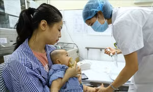 Điều trị cho bệnh nhân nhi tại khoa Nhi bệnh viện Việt Nam – Cu Ba. Ảnh: Minh Quyết – TTXVN
