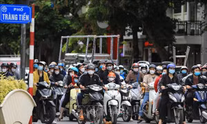 Thành phố Hà Nội đã nới lỏng giãn cách được gần 1 tháng, cuộc sống của người dân đã dần ổn định trở lại bình thường. Trong ảnh: Những người tham gia giao thông dừng đèn đỏ đều tuân thủ đeo khẩu trang phòng chống dịch vừa là bảo vệ sức khỏe tránh ô nhiễm c