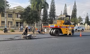 Gia Lai: Va chạm giữa xe lu và xe máy, khiến cháu bé tử vong