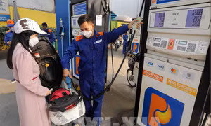 Giá xăng tăng, RON 95 vượt 22.200 đồng/lít
