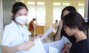 Học sinh hoàn thành môn thi Toán, môn thi cuối cùng tại điểm thi trường THCS thị trấn Trâu Quỳ, huyện Gia Lâm. Ảnh: Thanh Tùng - TTXVN