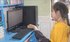 Y Julie sử dụng thành thạo máy tính bằng đôi chân. Ảnh: Khoa Chương – TTXVN
