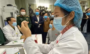 Đối tượng nào được tiêm vaccine phòng COVID-19 đầu tiên tại Việt Nam?