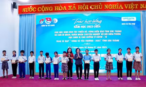 Trao học bổng Vừ A Dính cho con em đồng bào dân tộc thiểu số tại Sóc Trăng. Ảnh: Trung Hiếu-TTXVN