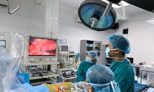 Ghép thận thành công cho bé trai suy thận giai đoạn cuối có đột biến gen