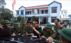 Các lực lượng họp bàn kế hoạch trước lúc lên đường tiến vào khu vực thủy điện Rào Trăng 3. Ảnh: Trần Lê Lâm – TTXVN
