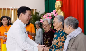 Chủ tịch nước Võ Văn Thưởng thăm, chúc Tết các tầng lớp nhân dân tại Vĩnh Long